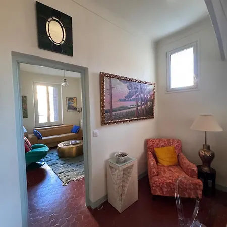 아파트 Elegant 2-bedroom Terrace In The Heart Of The *