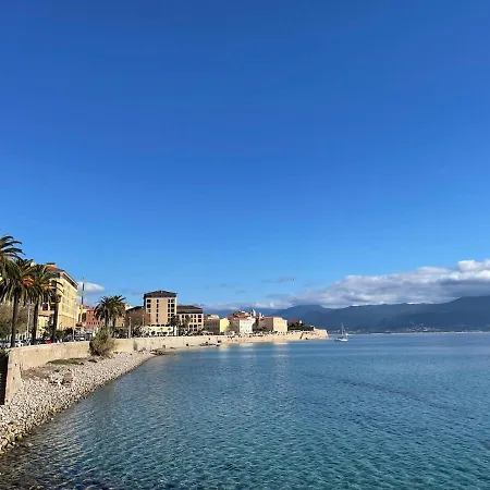 Elegant 2-bedroom Terrace In The Heart Of The Appartamento